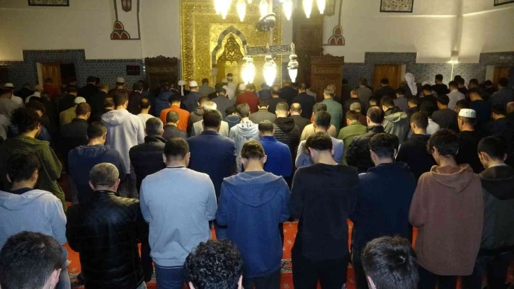 Van’da Kadir Gecesi’nde 455 yıllık tarihi cami doldu taştı
