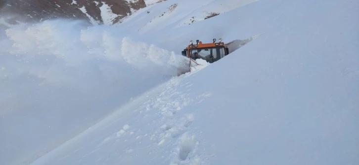 Van’da kar kalınlığı iş makinesinin boyunu aştı
