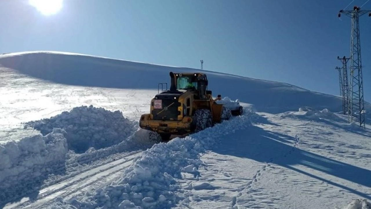 Van'da kar yağışı ve tipi! 21 yerleşim yerinin yolu ulaşıma kapandı