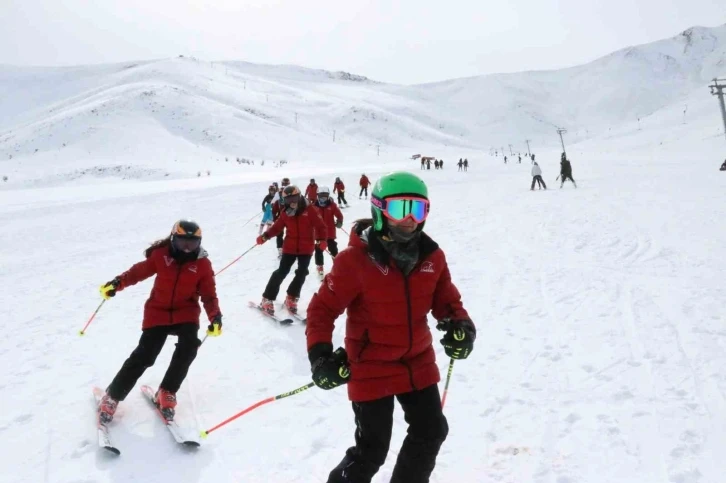 Van’da kayak sezonu 2 ay geç başladı
