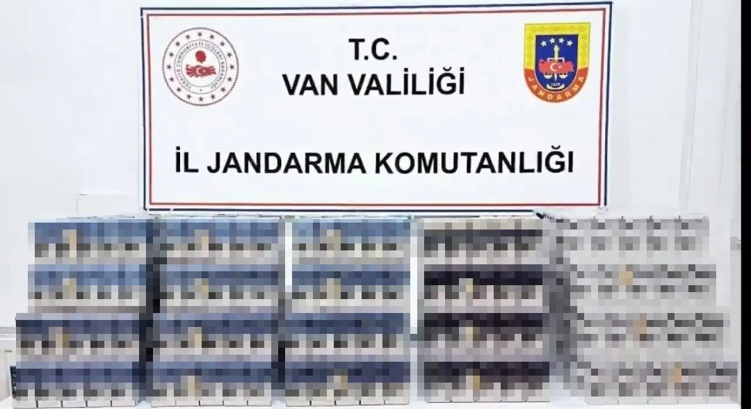 Van’da kayısı çuvalların içerisinde bin 490 paket kaçak sigara ele geçirildi
