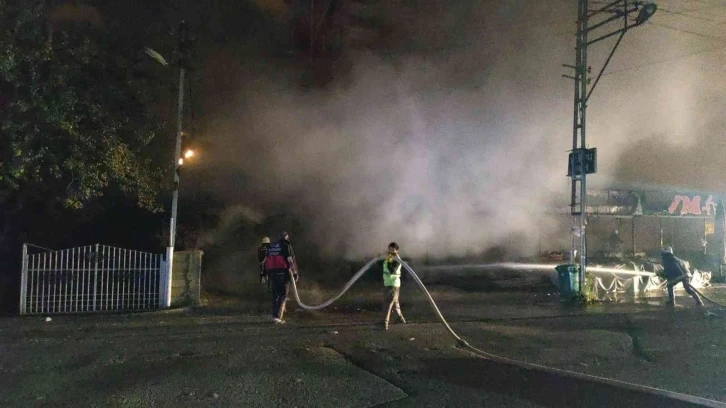 Van’da korkutan iş yeri yangını: Alevler geceyi aydınlattı
