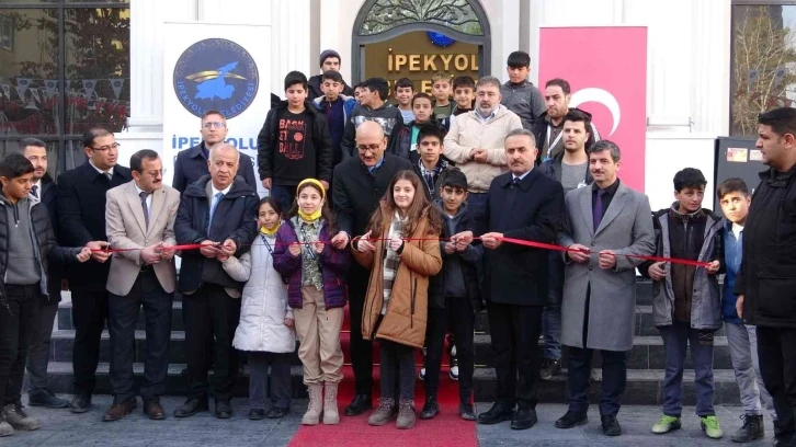 Van’da merakla beklenen bilim şenliği başladı
