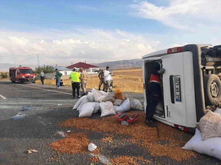 Van’da minibüs takla attı: 2 yaralı
