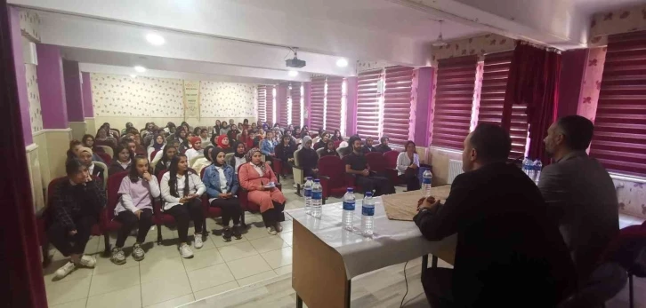 Van’da öğrencilere yönelik "Gençlik ve Sorumluluk" konulu konferansları
