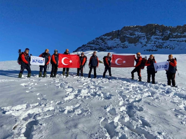 Van’da Sarıkamış şehitleri Erek Dağı’nın zirvesinde anıldı
