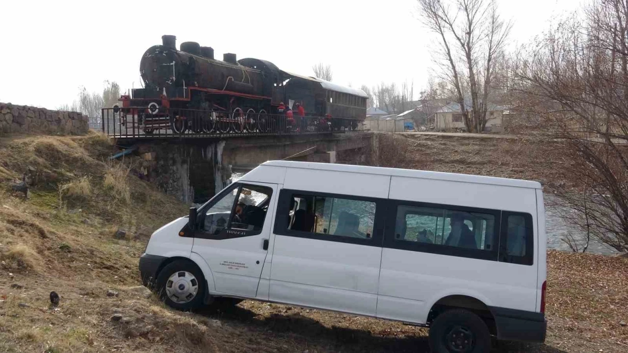 Van’da tren ve trafik kazası tatbikatları nefes kesti
