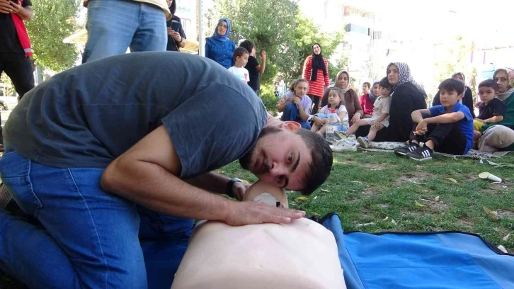 Van’da uygulamalı ilk yardım eğitimi vatandaşlardan büyük alkış aldı
