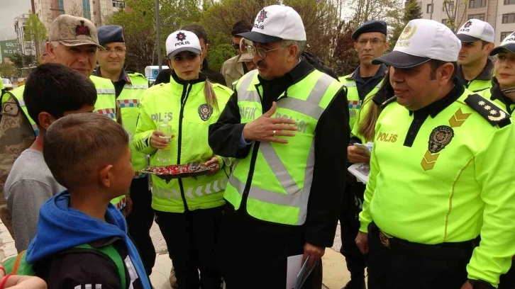 Van’da “Yayalar İçin 5 Adımda Güvenli Trafik” uygulaması yapıldı
