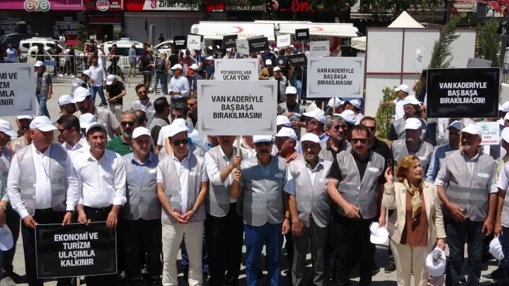 Van’da yetersiz uçak seferleri için yürüyüş yapıldı
