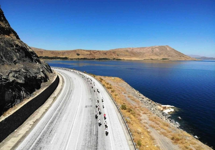 Van Denizi Bisiklet Festivalinde 140 kilometre geride kaldı
