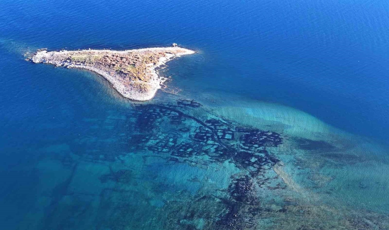 Van Gölü çekildikçe su altındaki mikrobiyolitler gün yüzüne çıkıyor
