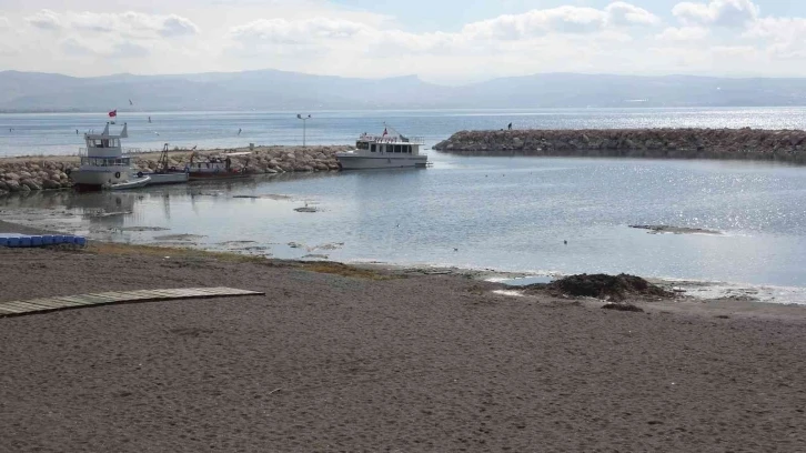 Van Gölü’nde su seviyesinin azalması balıkçıları endişelendirdi
