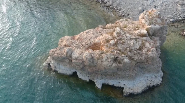 Van Gölü’nde suların çekilmesiyle kaya mezar ve odalar gün yüzüne çıktı
