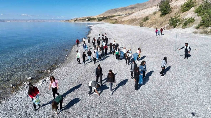 Van Gölü’nde zumba yapıp çevreyi temizlediler
