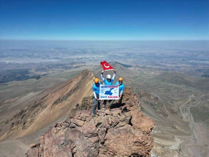 Van Gölü’ne dikkat çekmek için Erciyes Dağı’na tırmandılar
