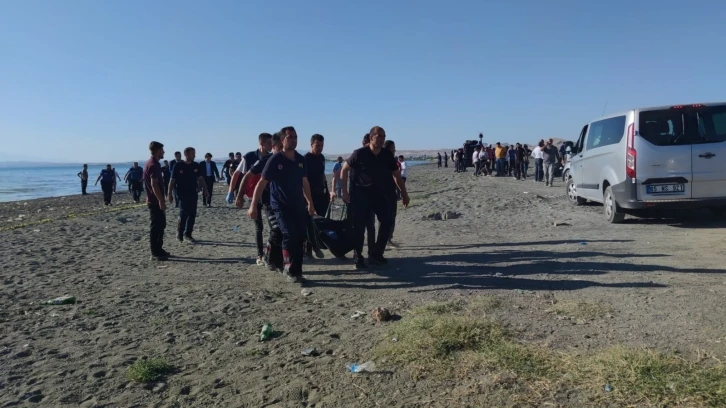 Van Gölü’ne giren çocuklardan 3’ünün cansız bedeni bulundu
