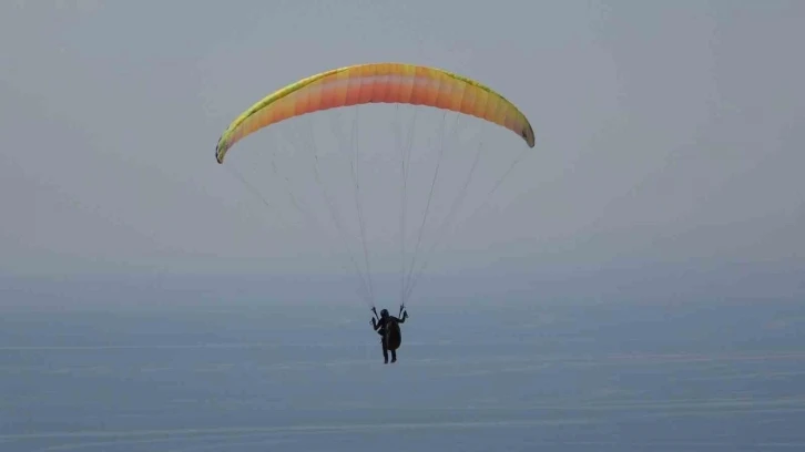 Van Gölü sahilinde yamaç paraşütü yarışması nefes kesti
