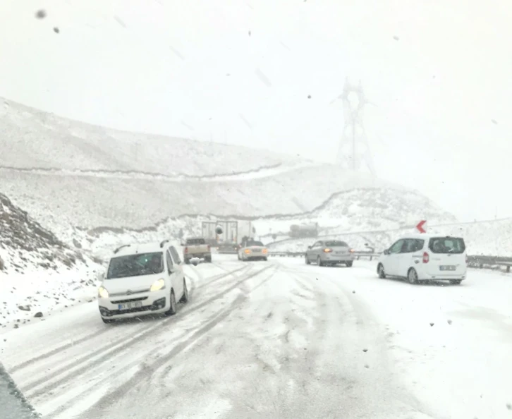 Van-Hakkari karayolu binek araçlara açıldı
