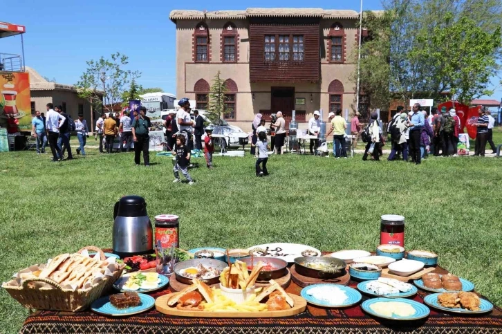 Van Kalesi önünde Dünya Kahvaltı Günü kutlaması
