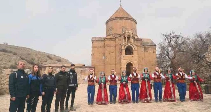 Van polisi görev yaptığı şehri türkülerle tanıttı