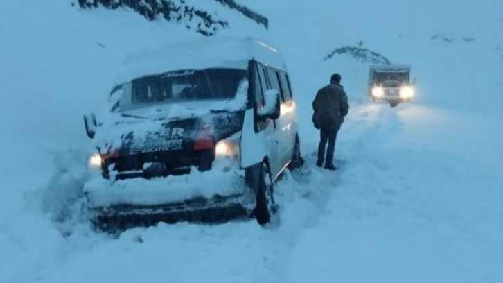 Van'da kapanan yollar açıldı, kara saplanan 3 minibüs kurtarıldı