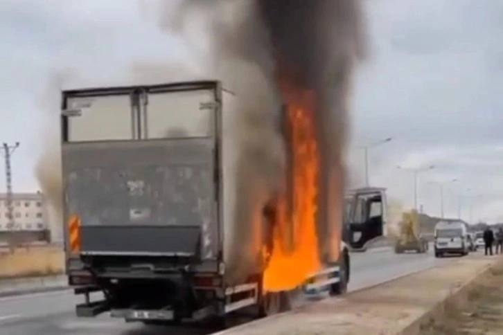 Van'da seyir halindeki tır alev alev yandı