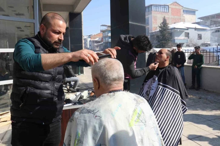 Vanlı berberlerden Malatyalı depremzedelere ücretsiz tıraş
