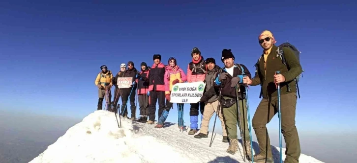 Vanlı dağcılar 9 günde 3 şehirde 4 zirve yaptı
