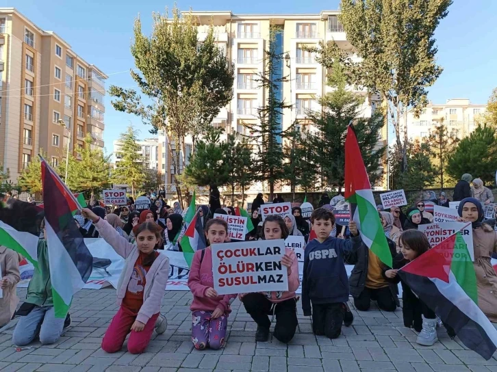 Vanlı kadınlar Filistin’e destek için ‘sessiz oturma eylemi’ başlattı

