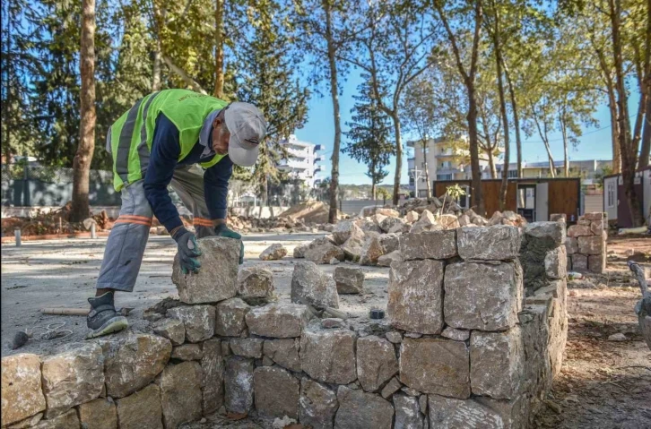 Varsak kent meydanına kavuşuyor
