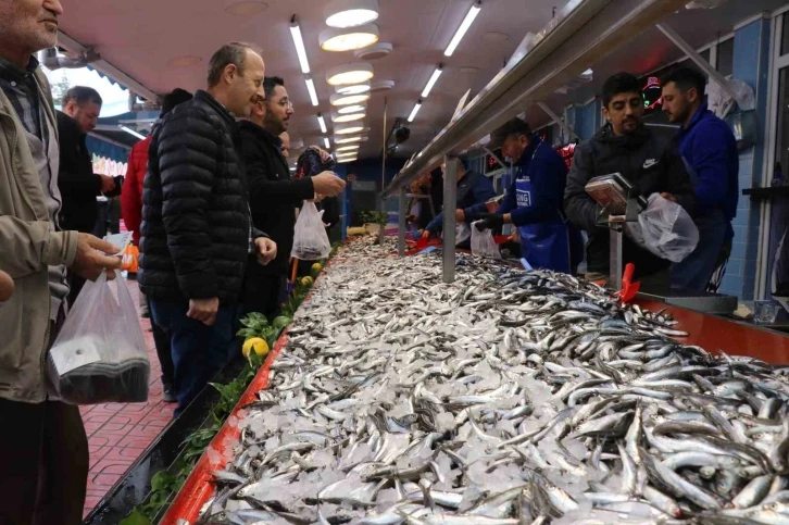 Vatandaş hamsi tezgahlarına akın etti
