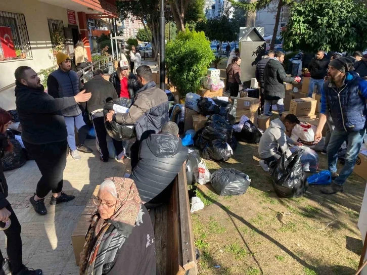 Vatandaşlar deprem bölgesine yardım için seferber oldu
