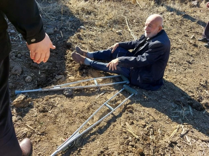 Vatandaşlar takla atan aracı elleriyle düzelterek yaralıyı kurtardı
