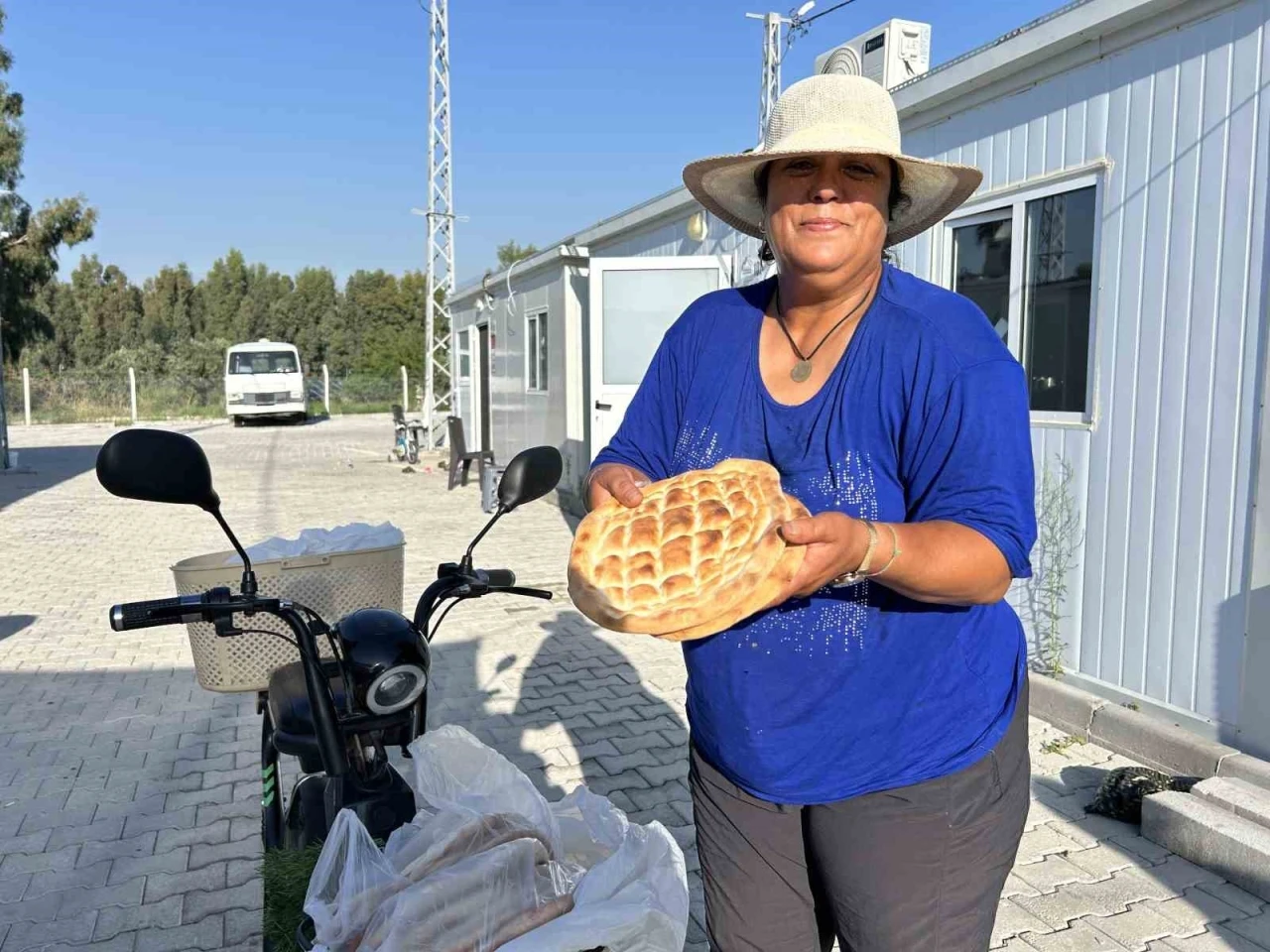 Vefakar depremzede anne, motosikletini iyilik için sürüyor
