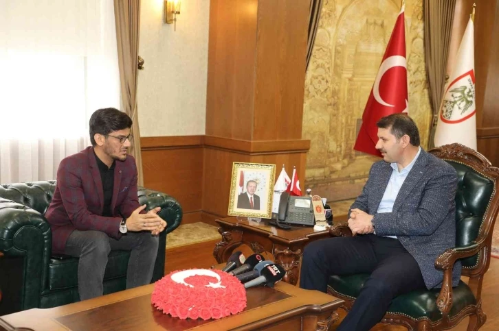 Vekil imam Ezanı Güzel Okuma Yarışmasında dünya birincisi oldu
