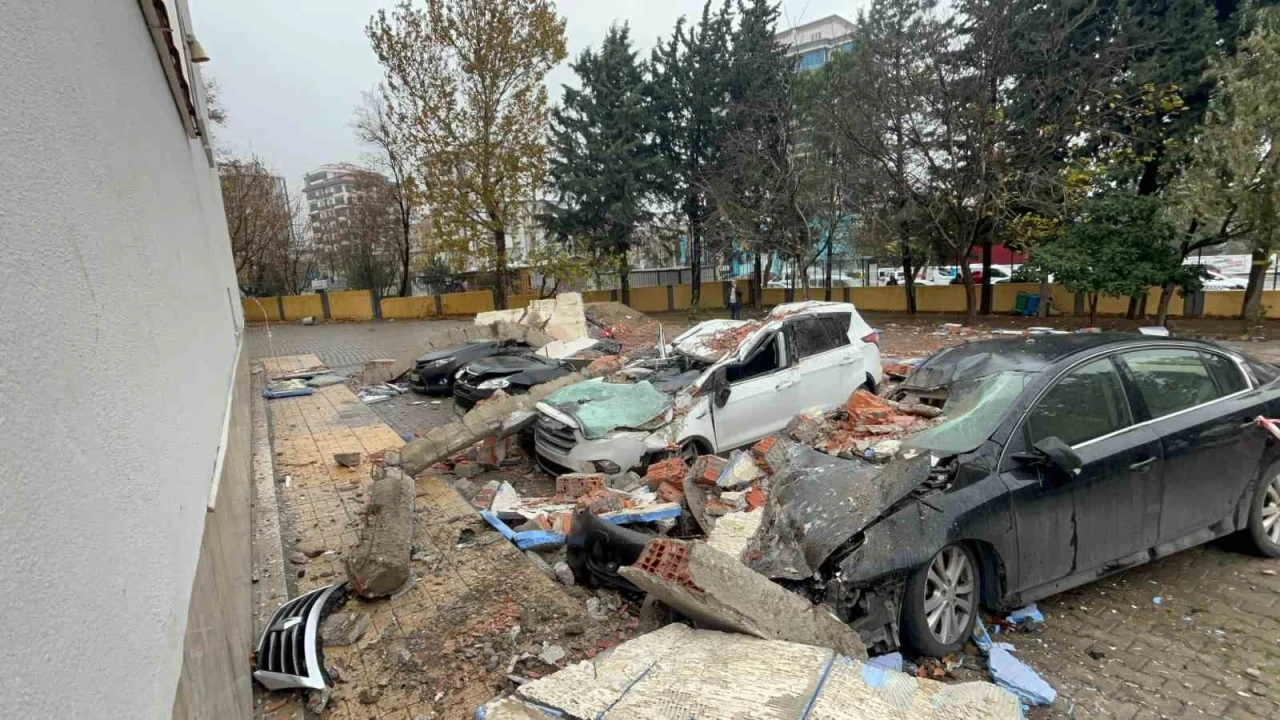 Veli toplantısı sırasında otomobillerin üzerine duvar devrildi: 3 yaralı
