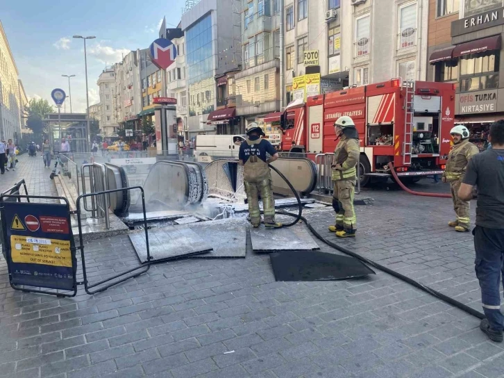 Vezneciler Metro Durağı yürüyen merdiveninde yangın
