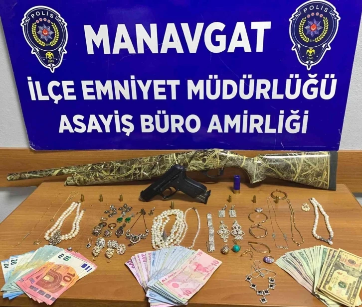 Villadan 340 bin TL’lik soygun yapan şüpheliler 24 saat geçmeden yakalandı
