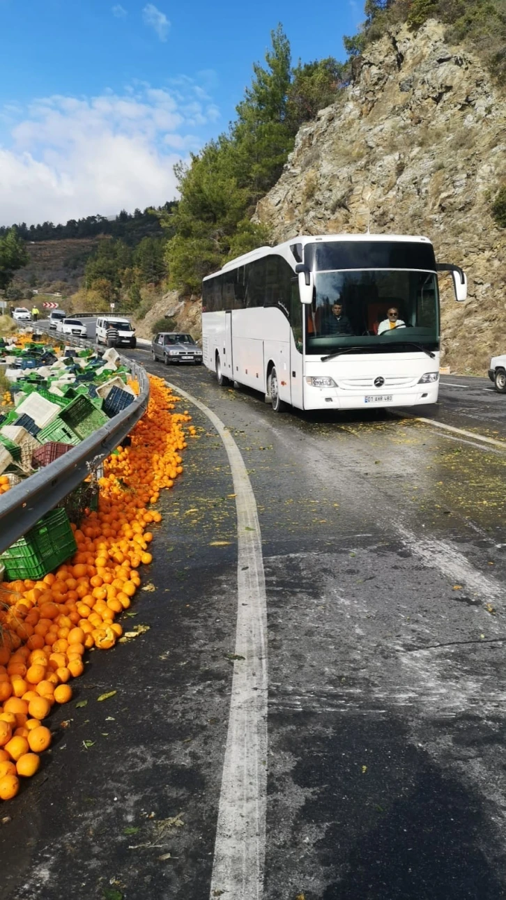 Viraja hızlı giren tırın dorsesinde yüklü bulunan portakallar yola savruldu
