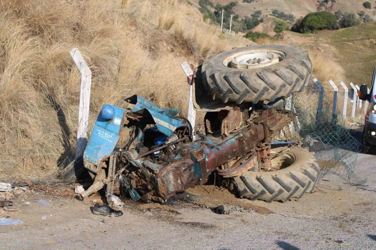 Virajı alamayan kum yüklü traktör devrildi: 1’i ağır 2 yaralı
