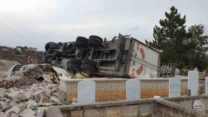 Virajı alamayan tır mezarlığa devrildi: 1 yaralı
