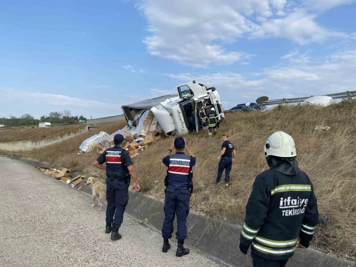 Virajı alamayan tır şarampole devrildi, tonlarca koli iplik etrafa saçıldı
