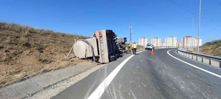 Virajı dönemeyen beton mikseri yan yattı, sürücüsü ağır yaralandı
