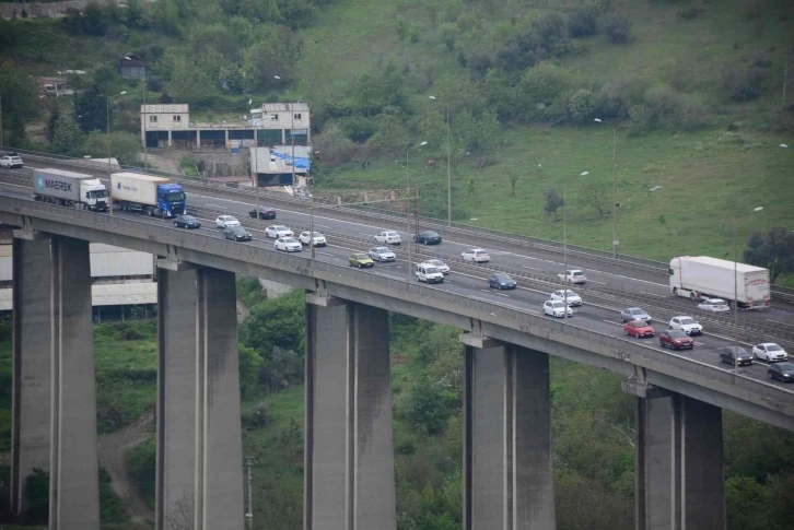 Viyadük ve rampalarda bayram trafiği yoğunluğu
