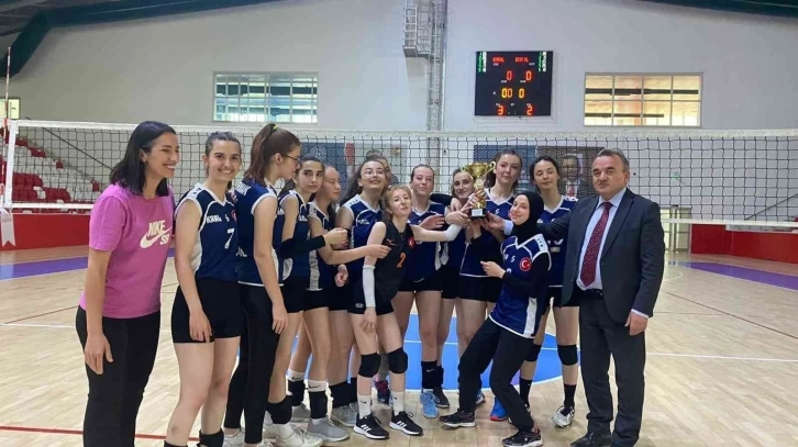 Voleybol şampiyonları kupalarını aldı
