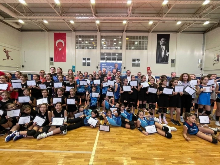 Voleybol Şenliği’nde 800 çocuk buluştu
