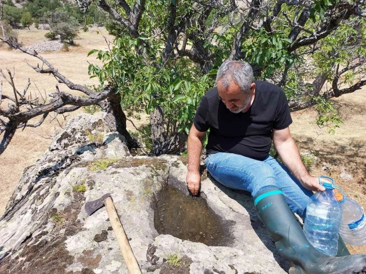 Yaban hayvanları susuz kalmasın diye dağ dağ gezip oyukları temizliyor
