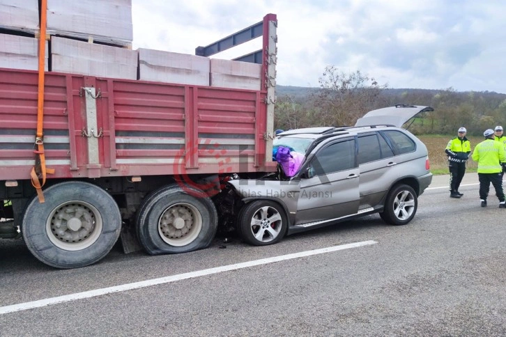 Yabancı plakalı araç, tıra ok gibi saplandı: 1 yaralı