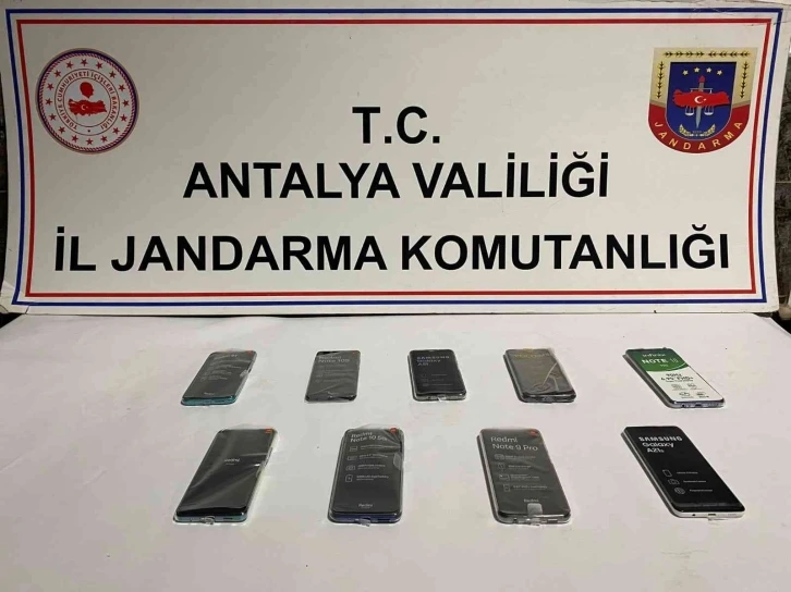 Yabancı uyruklu şüphelinin ikametinde 100 bin TL değerinde kaçak telefon bulundu
